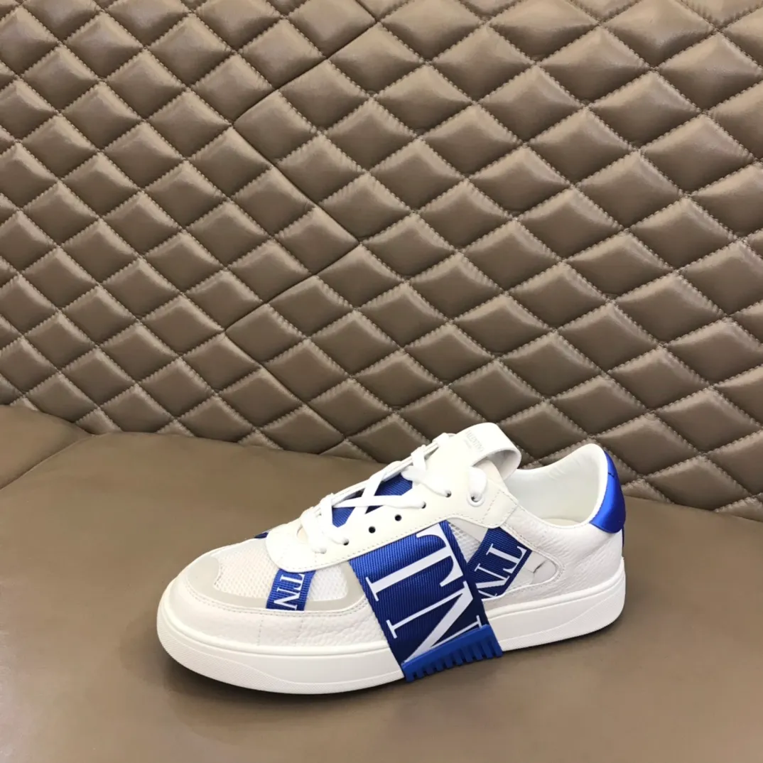 p440 "Valentin*" new spring and summer calfskin lace-up sneakers. No man should be able to refuse these shoes. The classic color scheme is so handsome! Purchase a high-precision replica of the original version to instantly sell off the market currency! 6 VLTN logo rubber effect straps - Valentino Garavani Logo printed on the back and tongue, all materials are customized to ensure quality! Size: 38-44